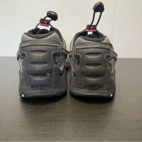Keen Womens Versatrail Low Top Hiking Shoes- Size 6.5 - Black, Grey, Dark Pink - Picture 7 of 10